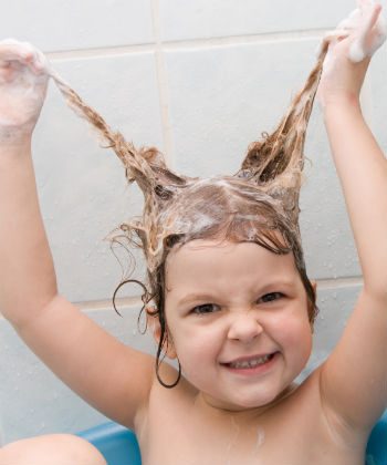wash kids hair 1 child washes hair