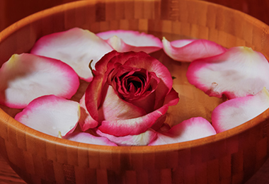 4 Ways to Use Rose Water for Damaged Hair